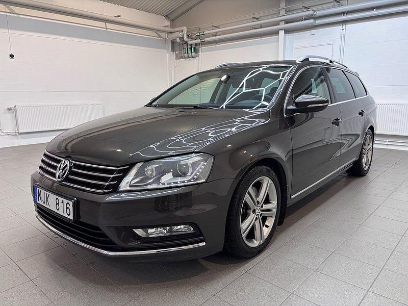 Mörkbrun (brun) Begagnad 2013 VW Passat Kombi | 74 900 kr (Marknadspris) - Bild 1/4