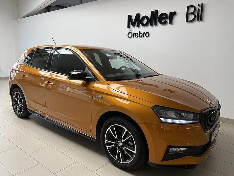 Orange (phoenix orange metallic) Begagnad 2024 Skoda Fabia Monte Carlo Halvkombi | 219 000 kr (Marknadspris) - Bild 1/4