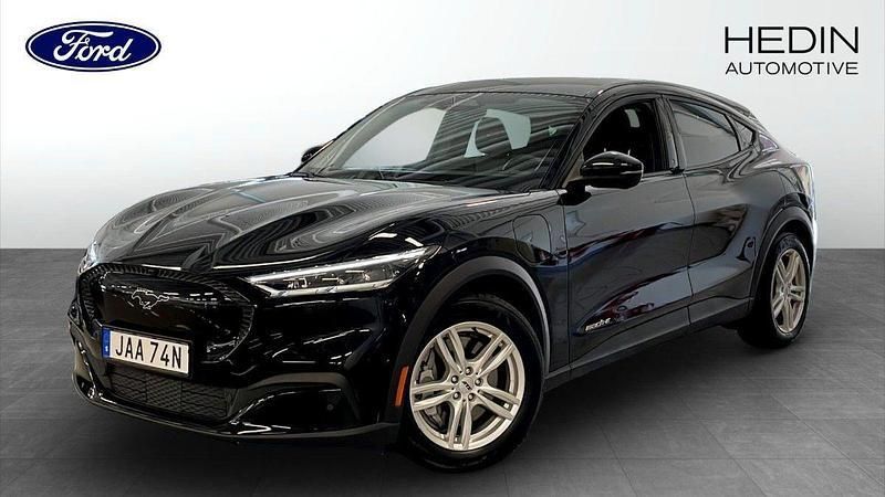 Svart (black) Begagnad 2022 Ford Mustang Mach-E SUV | 384 000 kr (Superpris) - Bild 1/4