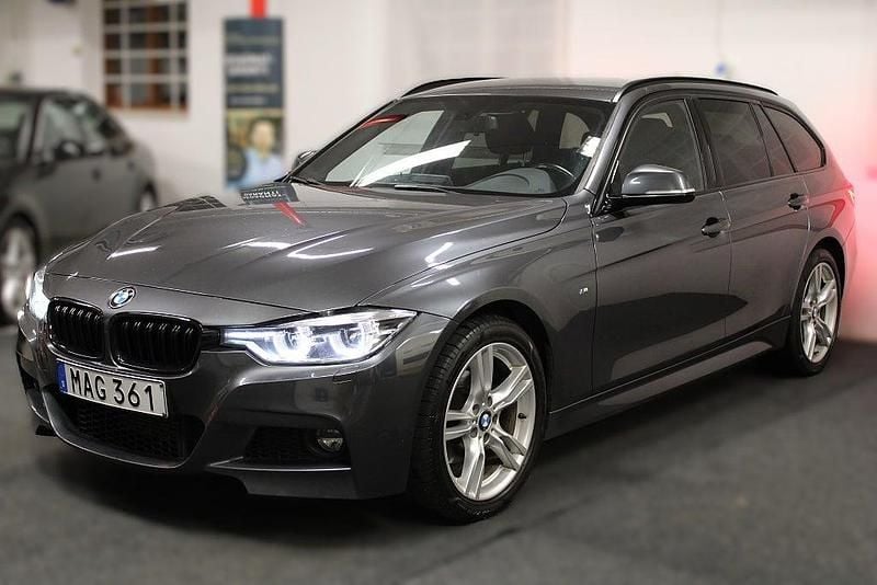 Grå Begagnad 2015 BMW 320 M Sport Kombi | 199 900 kr (Lite dyr) - Bild 1/4
