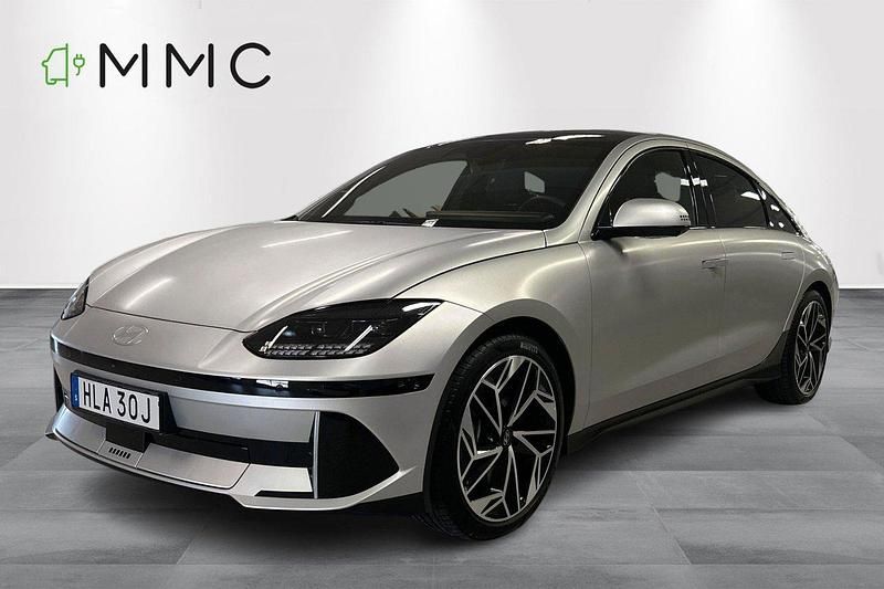 Grå (gravity gold matte) Begagnad 2023 Hyundai Ioniq 6 Advanced Sedan | 399 000 kr - Bild 1/4