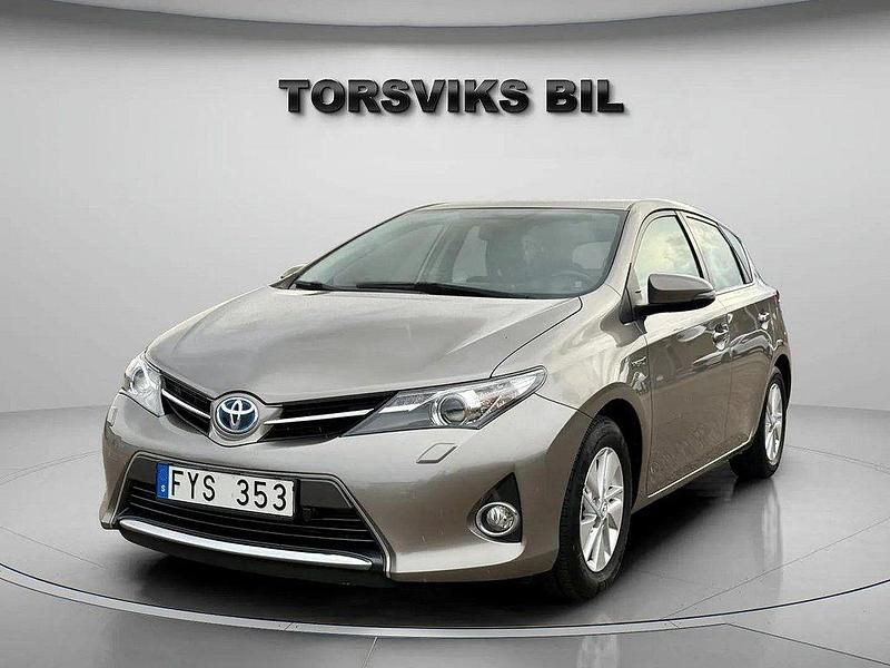 Brun Begagnad 2013 Toyota Auris Hybrid Active Halvkombi | 169 900 kr (Lite dyr) - Bild 1/4