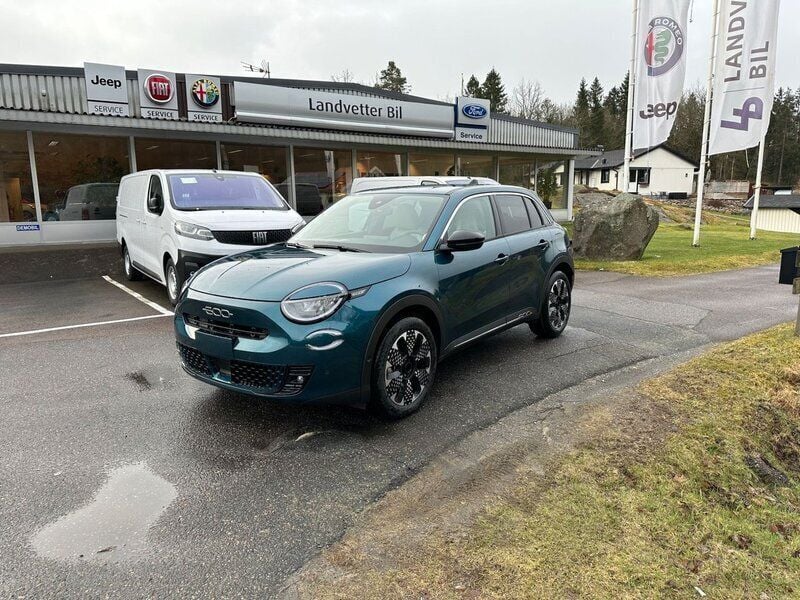 Begagnad Fiat 600E La Prima 115 kW (157 HK) 2024 Blå Halvkombi