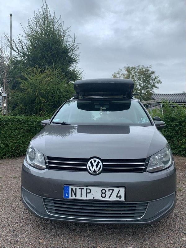Grå Begagnad 2012 VW Touran Minibuss | 82 000 kr (Lite dyr) - Bild 1/4