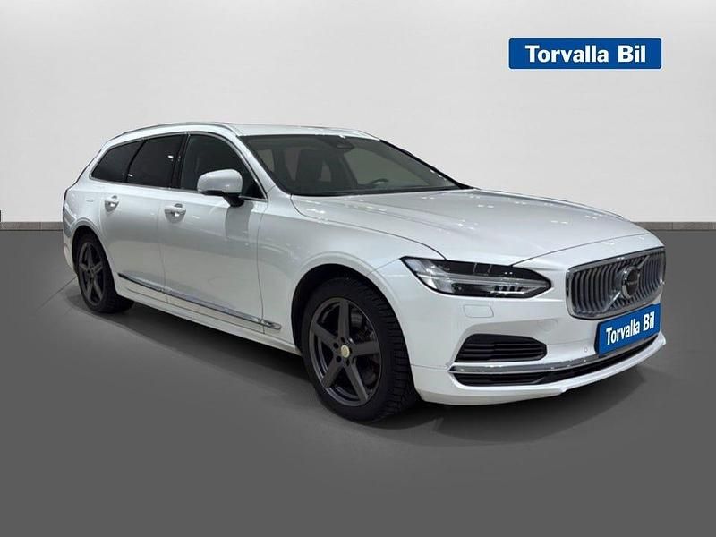 Begagnad Volvo V90 Core 350 HK (257 kW) 2023 Crystal white Kombi