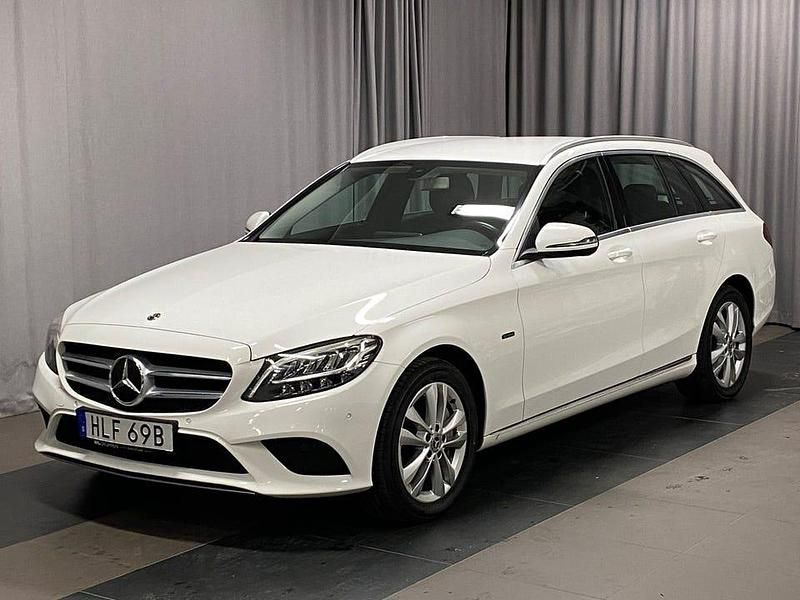 Vit Begagnad 2020 Mercedes C300 Avantgarde Kombi | 259 900 kr (Marknadspris) - Bild 1/4