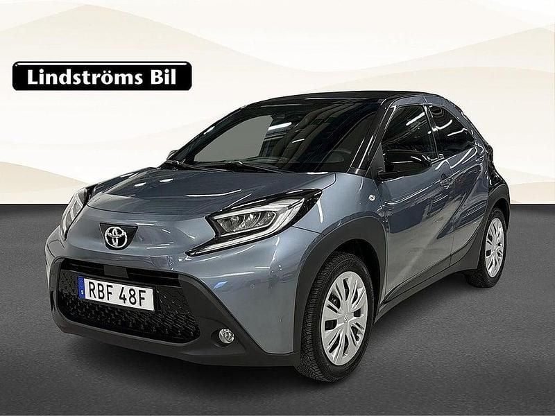 Grå Begagnad 2024 Toyota Aygo X Pulse SUV | 239 000 kr (Marknadspris) - Bild 1/3