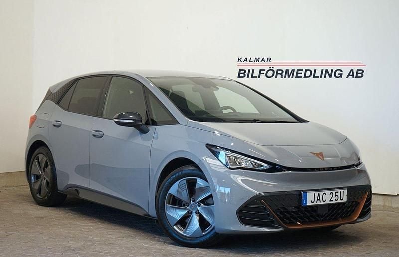 Ljusgrå (grå) Begagnad 2022 Cupra Born Halvkombi | 259 900 kr (Bra pris) - Bild 1/4