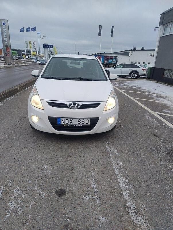 Begagnad Hyundai i20 Premium 78 HK (57 kW) 2012 Vit Halvkombi