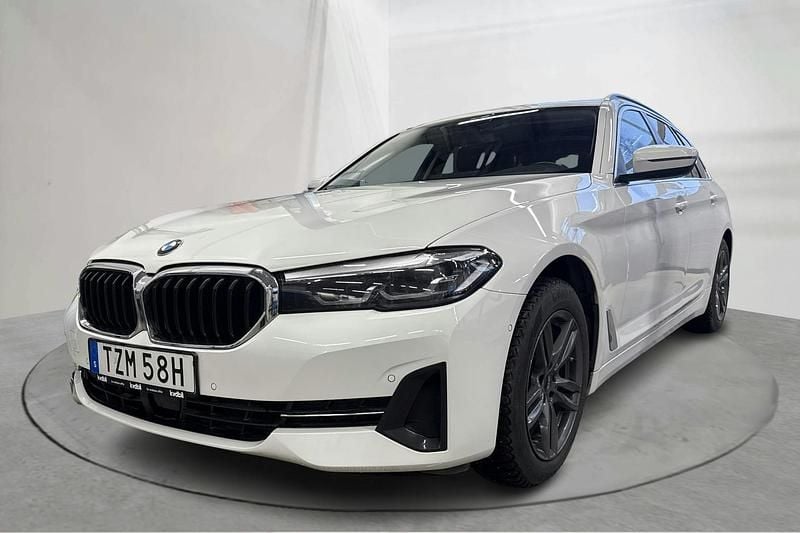 Vit Begagnad 2021 BMW 520 Kombi | 339 000 kr (Marknadspris) - Bild 1/4
