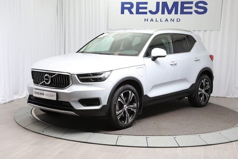 Silver Begagnad 2021 Volvo XC40 Inscription SUV | 339 500 kr (Marknadspris) - Bild 1/4