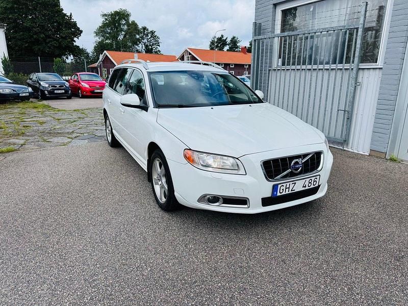 Vit Begagnad 2011 Volvo V70 Summum Kombi | 79 900 kr (Marknadspris) - Bild 1/4