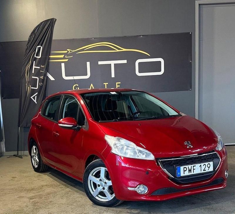 Mörkröd (röd) Begagnad 2014 Peugeot 208 Halvkombi | 84 900 kr (Marknadspris) - Bild 1/4