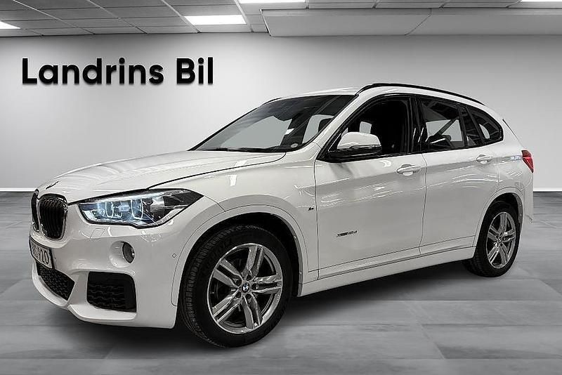 Vit Begagnad 2017 BMW X1 M Sport SUV | 209 300 kr (Marknadspris) - Bild 1/4