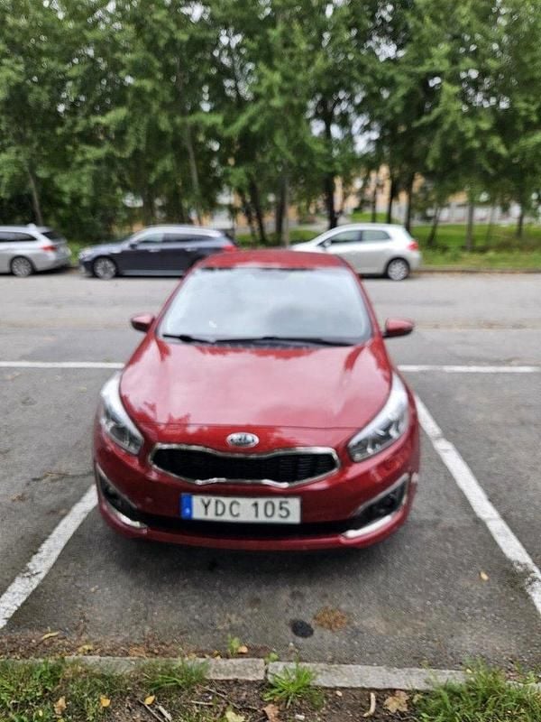 Röd Begagnad 2016 Kia Ceed Halvkombi | 100 000 kr (Bra pris) - Bild 1/4