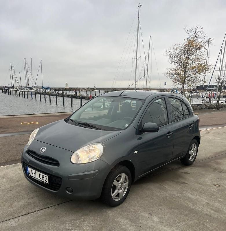 Grå metalic Begagnad 2011 Nissan Micra Halvkombi | 49 000 kr (Bra pris) - Bild 1/4