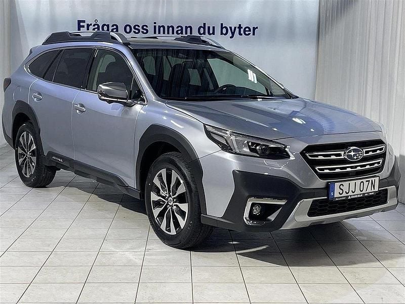 Grå Begagnad 2024 Subaru Outback SUV | 489 900 kr (Dyr) - Bild 1/4
