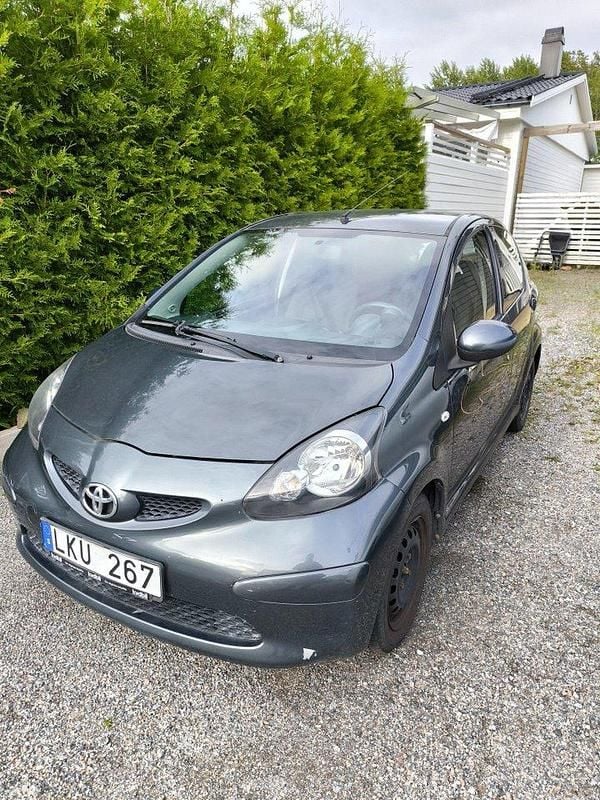 Grå Begagnad 2007 Toyota Aygo Halvkombi | 38 000 kr (Marknadspris) - Bild 1/4