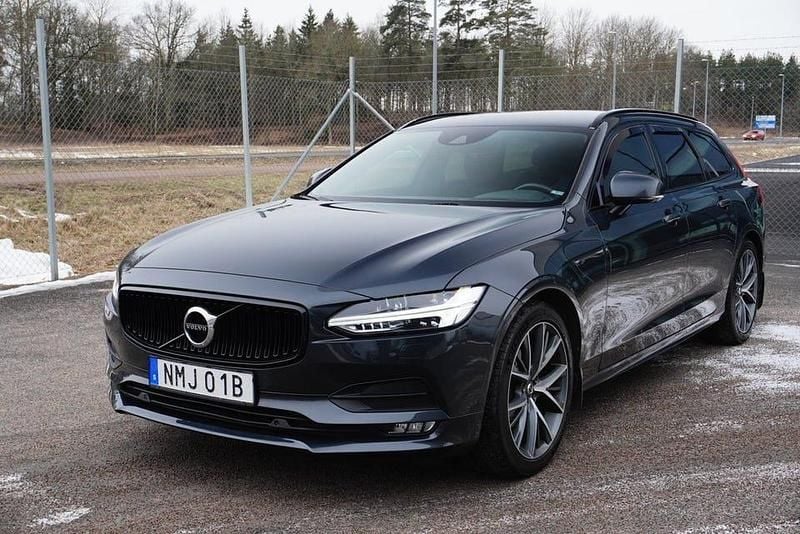 Begagnad Volvo V90 Momentum 190 HK (139 kW) 2019 Grå Kombi