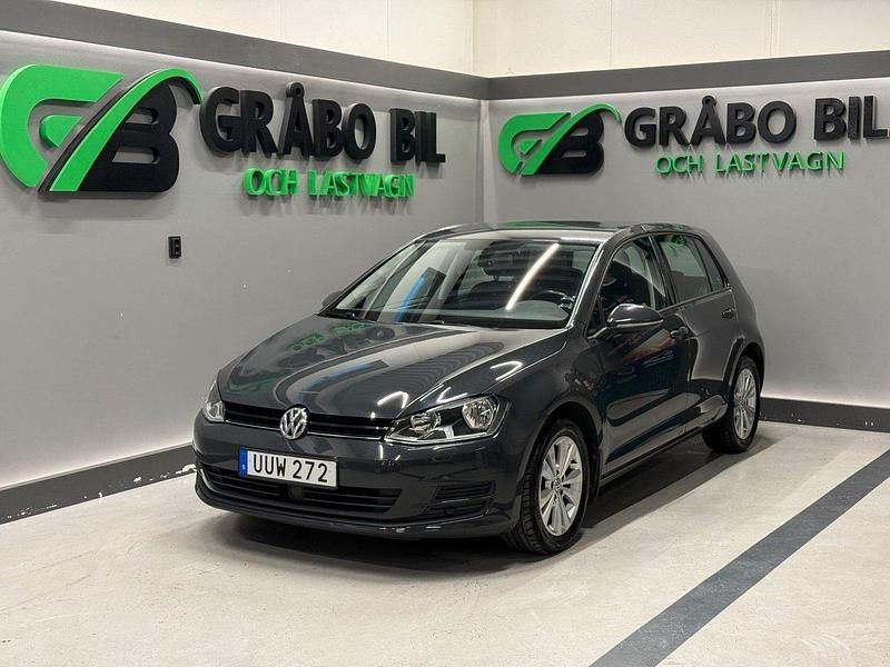 Mörkgrå (grå) Begagnad 2015 VW Golf VII Halvkombi | 129 900 kr (Marknadspris) - Bild 1/4