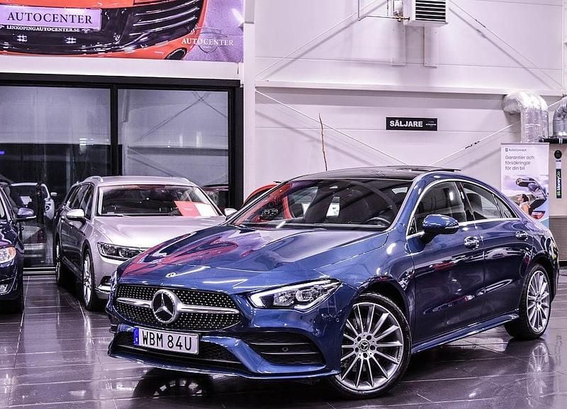 Blå Begagnad 2023 Mercedes CLA250e AMG Sedan | 389 900 kr (Marknadspris) - Bild 1/4