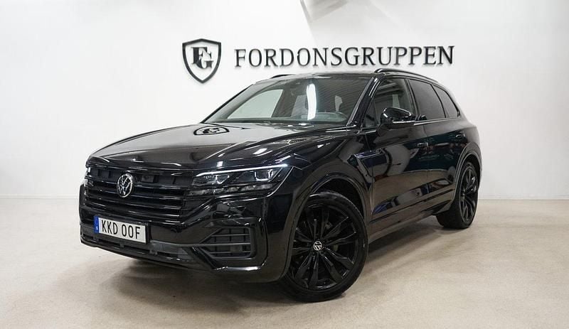 Svart Begagnad 2022 VW Touareg R SUV | 549 800 kr (Marknadspris) - Bild 1/4