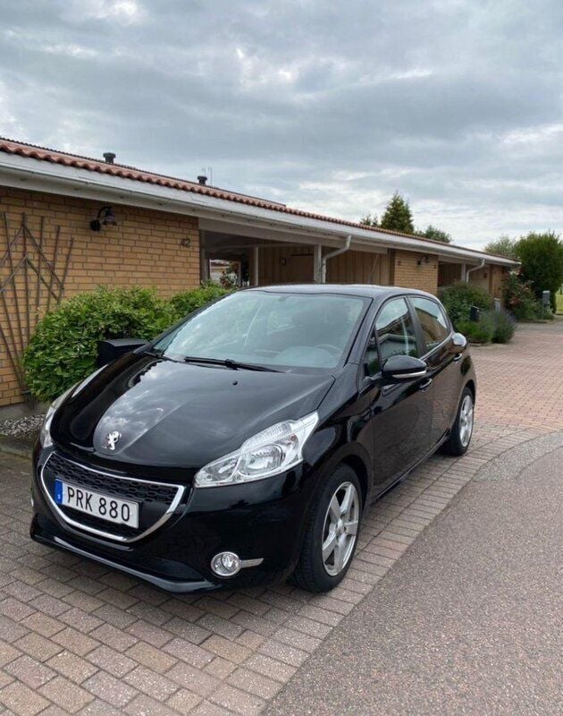 Svart Begagnad 2014 Peugeot 208 Halvkombi | 54 800 kr (Marknadspris) - Bild 1/4