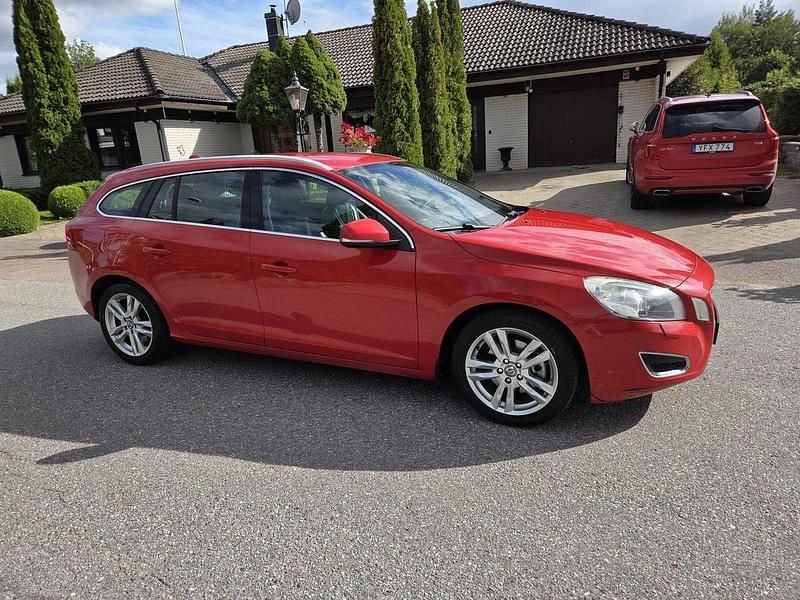 Röd Begagnad 2012 Volvo V60 Summum Kombi | 59 900 kr (Lite dyr) - Bild 1/4