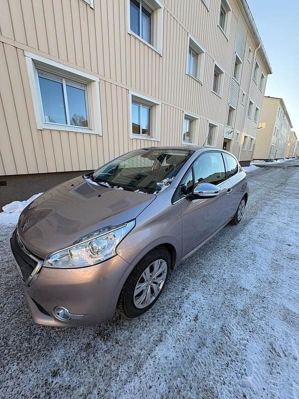 Begagnad Peugeot 208 82 HK (60 kW) 2012 Rosa metallic Halvkombi