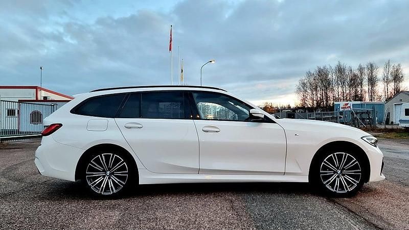 Begagnad BMW 330e M Sport 184 HK (135 kW) 2020 Vit Kombi