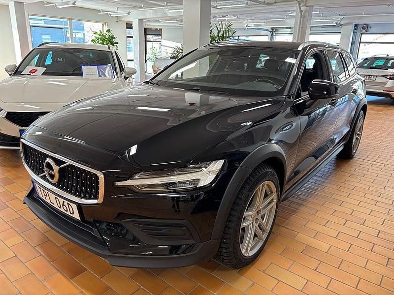 Svart Begagnad 2020 Volvo V60 CC Momentum Kombi | 299 000 kr (Marknadspris) - Bild 1/3