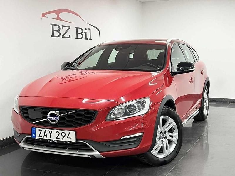 Röd Begagnad 2017 Volvo V60 CC Momentum Kombi | 144 900 kr (Marknadspris) - Bild 1/4