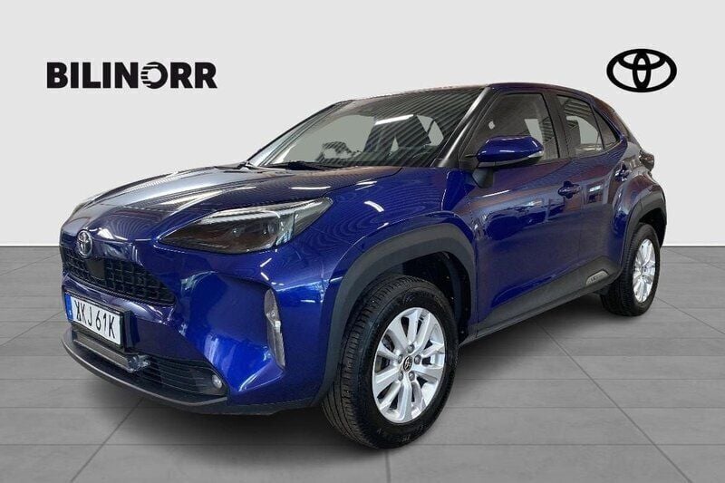 Mörkblå (blå) Begagnad 2022 Toyota Yaris Cross Active SUV | 249 900 kr (Marknadspris) - Bild 1/4