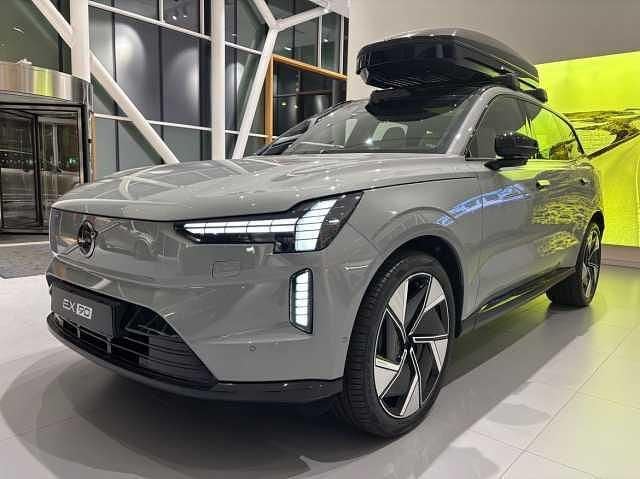 Grå Begagnad 2024 Volvo EX90 Performance SUV | 979 900 kr (Marknadspris) - Bild 1/4