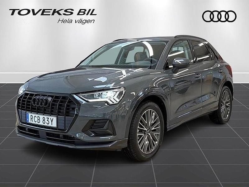 Grå Ny 2025 Audi Q3 Advanced Plus SUV | 429 900 kr (Dyr) - Bild 1/4