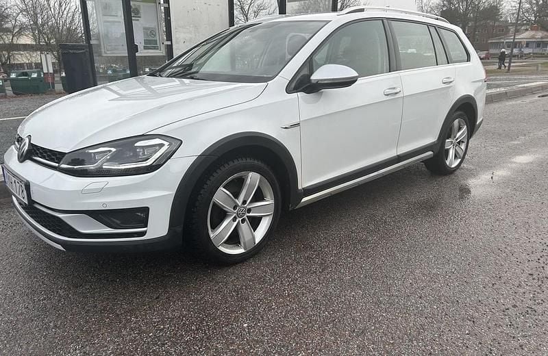 Vit Begagnad 2018 VW Golf Alltrack Kombi | 138 000 kr (Bra pris) - Bild 1/4