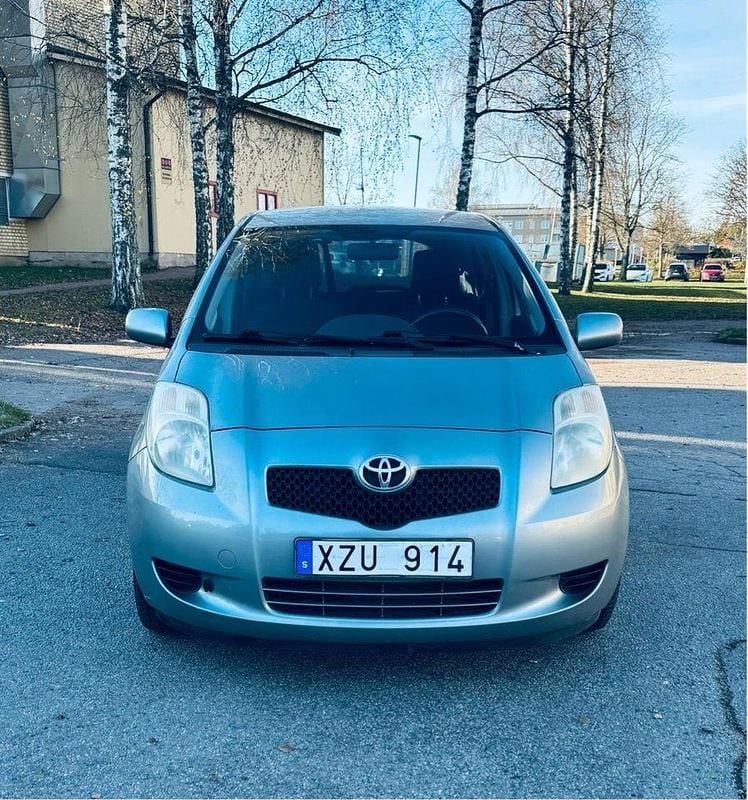 Grå Begagnad 2006 Toyota Yaris Halvkombi | 25 000 kr (Bra pris) - Bild 1/4