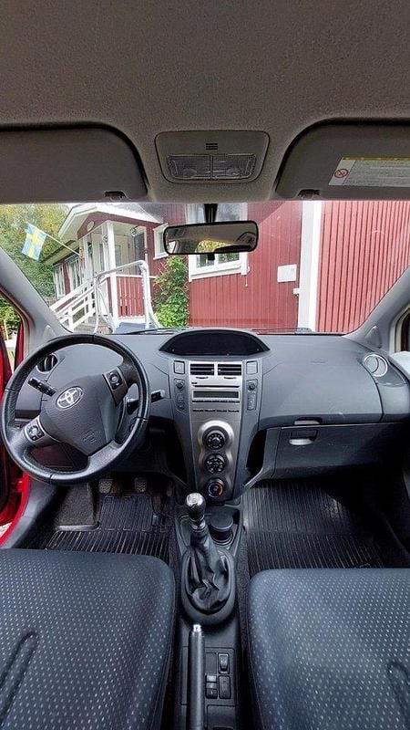 Röd Begagnad 2010 Toyota Yaris Halvkombi | 39 000 kr (Marknadspris) - Bild 1/4
