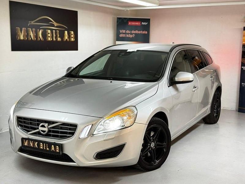 Grå Begagnad 2012 Volvo V60 Momentum Kombi | 79 900 kr (Marknadspris) - Bild 1/4