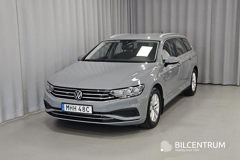Grå Begagnad 2024 VW Passat Kombi | 309 800 kr (Marknadspris) - Bild 1/4