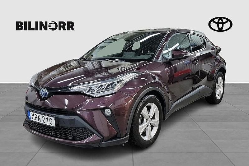 Lila Begagnad 2022 Toyota C-HR Edition SUV | 254 900 kr (Marknadspris) - Bild 1/4