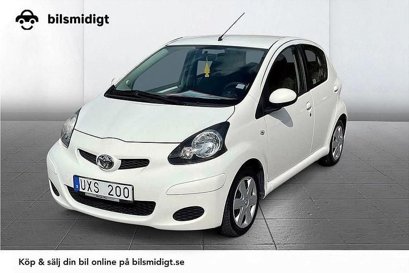 Vit Begagnad 2011 Toyota Aygo Eco Halvkombi | 48 900 kr (Marknadspris) - Bild 1/3