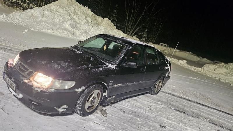 Svart Begagnad 2001 Saab 9-3 Halvkombi | 10 000 kr (Marknadspris) - Bild 1/4