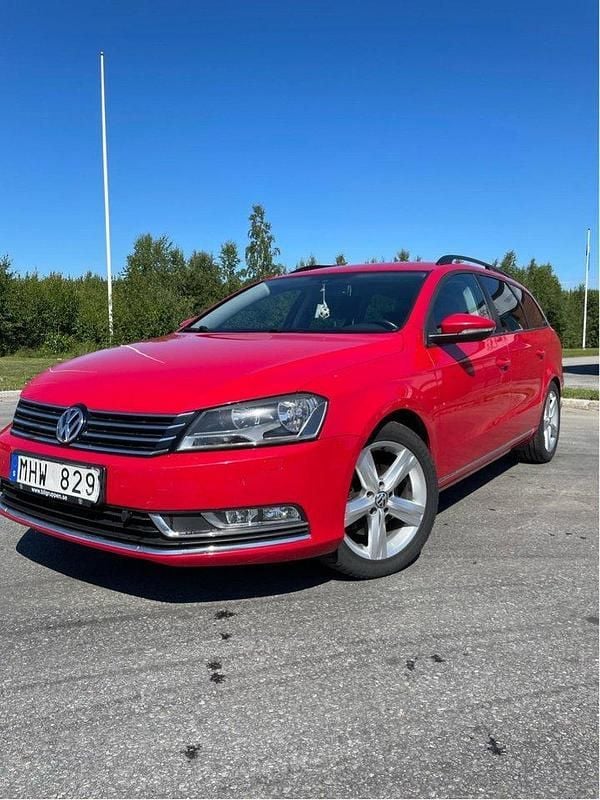 Röd Begagnad 2012 VW Passat Kombi | 84 000 kr (Bra pris) - Bild 1/4
