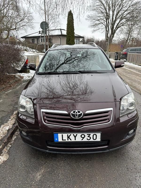 Begagnad Toyota Avensis 147 HK (108 kW) 2007 Brun Kombi