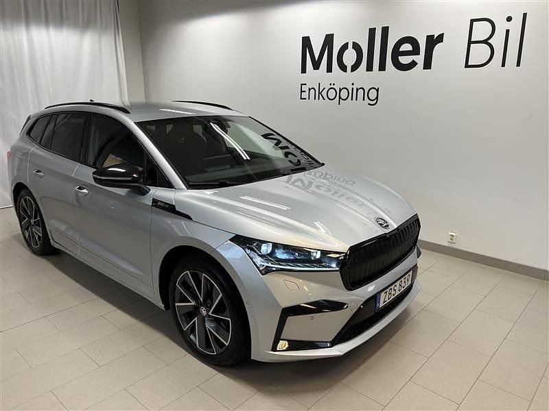 Silver (brilliant silver metallic) Begagnad 2022 Skoda Enyaq iV SportLine SUV | 364 900 kr (Marknadspris) - Bild 1/3