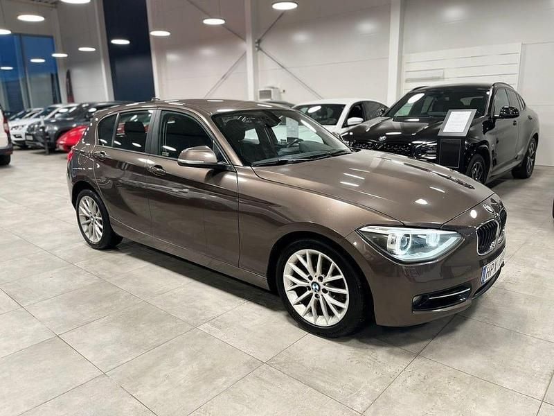 Brun Begagnad 2013 BMW 118 Sport Line Halvkombi | 89 900 kr (Bra pris) - Bild 1/4