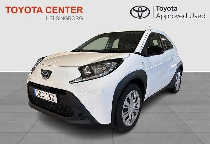Vit Begagnad 2022 Toyota Aygo Play Halvkombi | 179 900 kr (Marknadspris) - Bild 1/4