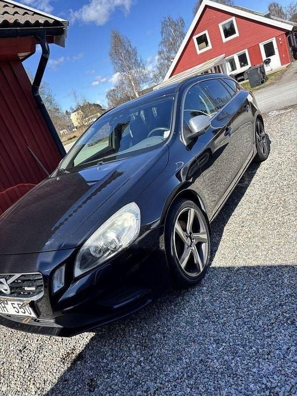 Svart Begagnad 2012 Volvo V60 R-Design Kombi | 95 000 kr (Marknadspris) - Bild 1/4