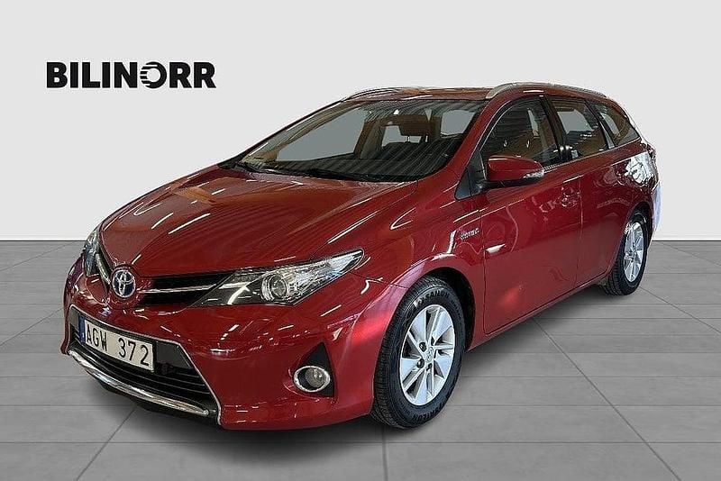 Mörkröd Begagnad 2013 Toyota Auris Hybrid Kombi | 99 000 kr (Bra pris) - Bild 1/4
